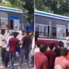 Bus Driver Ne Chala Di Gaadi Video,बस की खिड़की पर चढ़-चढ़कर लड़ रहा था ...