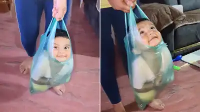 प्लास्टिक की थैली में झूला झूलती बच्ची