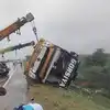 बाड़मेर से कोटा आ रही बस पलटी, 13 यात्री हुए घायल, NH-27 पर बड़ा हादसा ...