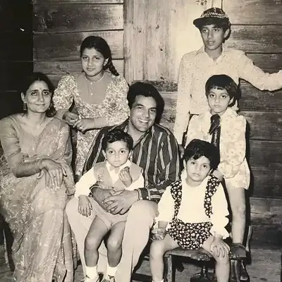 Dharmendra Family Tree: धर्मेंद्र की 2 शादी, 6 बच्चे और 13 नाती-पोते, कोई  दादा की तरह एक्टर, किसी का नहीं दिखा चेहरा - Know Dharmendra Family Members  Photo