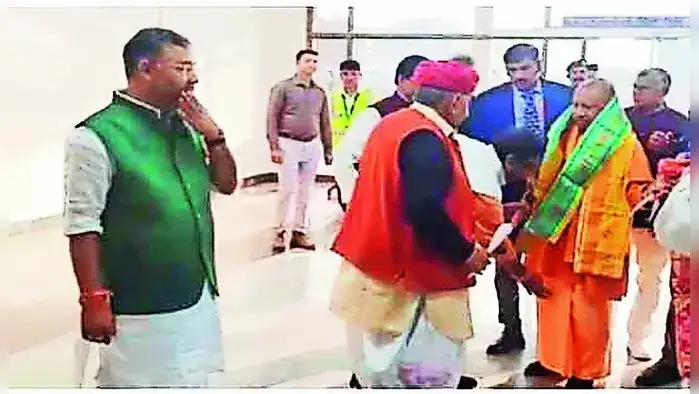 मुरादाबाद में CM ने कहा, फर्जी वोटरों के नाम हटाएं, सही जोड़ें मुरादाबाद में CM ने कहा, फर्जी वोटरों के नाम हटाएं, सही जोड़ें