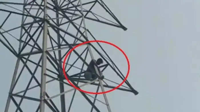 Young man climbed high tension tower in varanasi Young man climbed high tension tower in varanasi