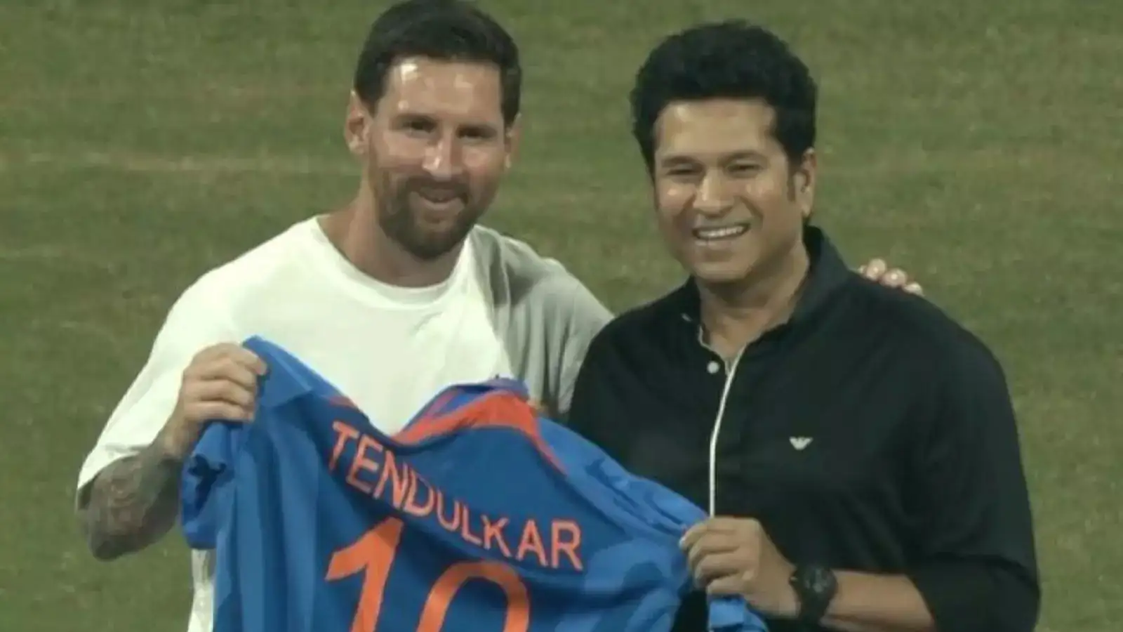 Lionel Messi India Tour Live: हैदराबाद में मेसी ने खेला फुटबॉल, राहुल गांधी  को गिफ्ट की जर्सी - argentina star footballer lionel messi goat india tour  live updates in hindi from kolkata