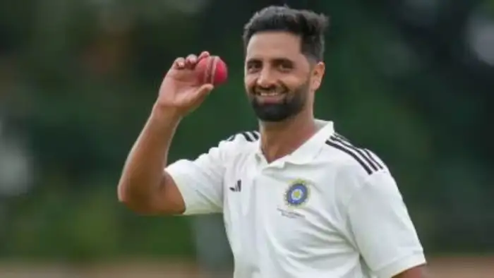 आकिब नबी डार- 8.40 करोड़ (दिल्ली कैपिटल्स)