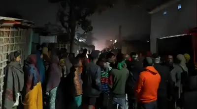 ग्रामीणों का बढ़ गया गुस्सा, रोक ली पुलिस की गाड़ी