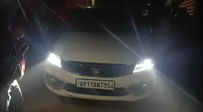 खुद को पुलिस वाला बताया और जबरन दुकानदार को कार में डालने लगे