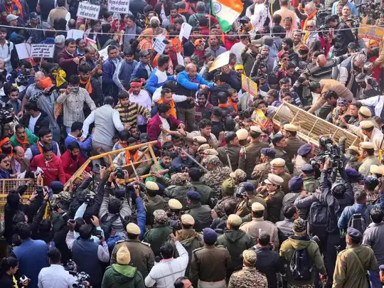 ढाका में दीपू की हत्या पर दिल्ली में 'संग्राम', बांग्लादेश हाईकमीशन पर  वीएचपी का हल्लाबोल देखिए - vhp protests outside bangladesh high commission  delhi demonstrations killing ...