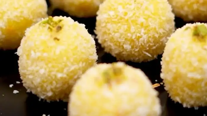 बॉल्स बनाएं और गार्निशिंग करें