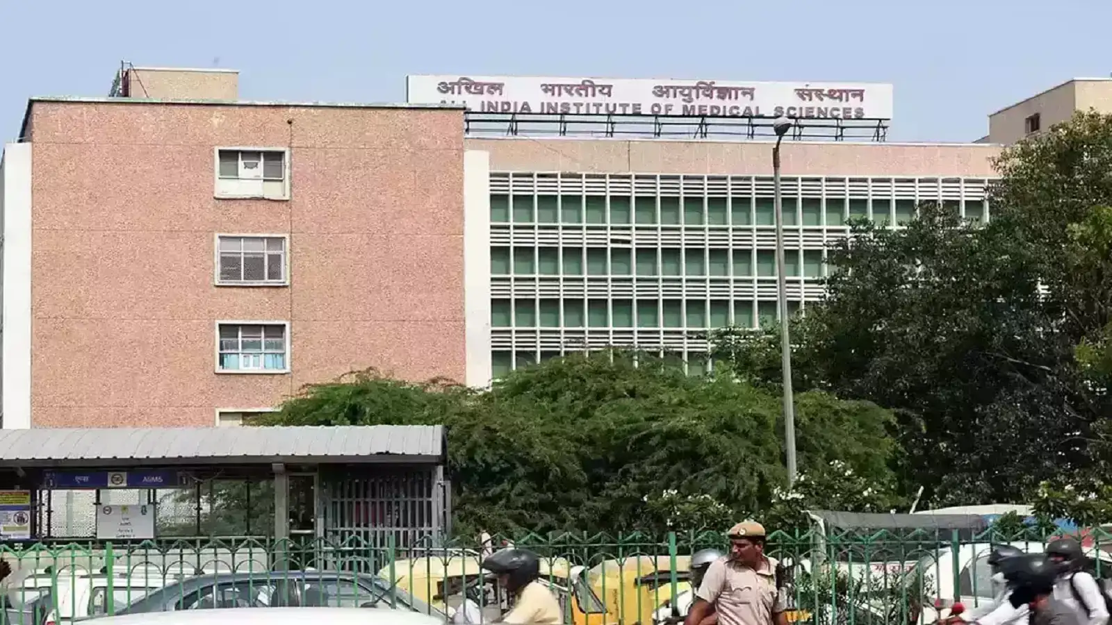 RTI से खुलासा: दिल्ली समेत 11 AIIMS में फैकल्टी पदों की भारी कमी, 4,099 में से 1,600 पद खाली बताए गए