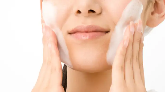 फेस वॉश को जेंटल तरीके से लगाएं 