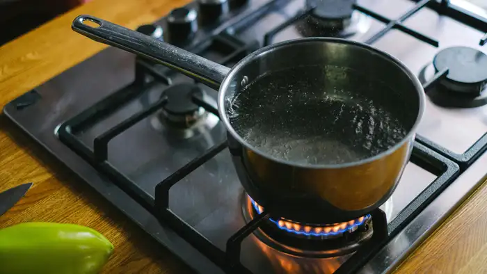 मटर को गर्म पानी में हल्का ब्लांच करें