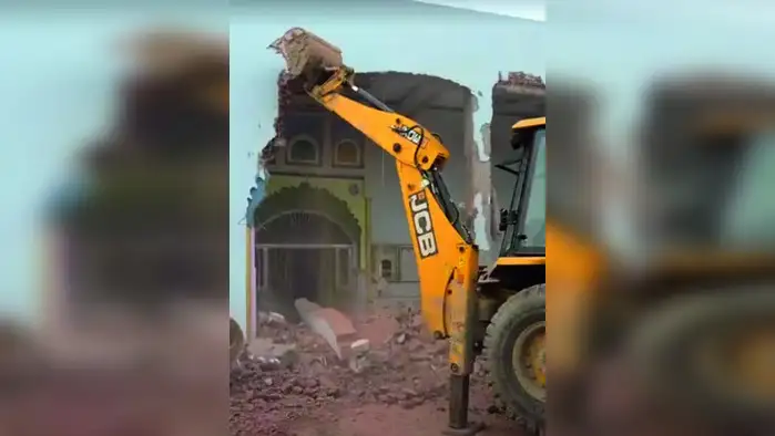 प्रशासन गिराती उससे पहले लोगों ने गिराई अवैध मस्जिद प्रशासन गिराती उससे पहले लोगों ने गिराई अवैध मस्जिद