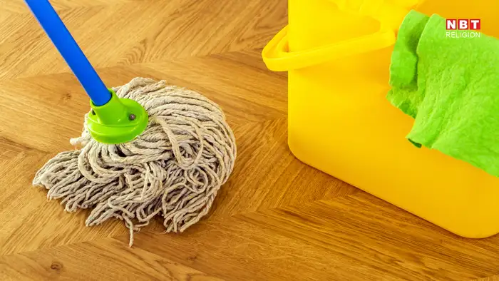 वास्तु अनुसार घर में ऐसे लगाएं पोछा