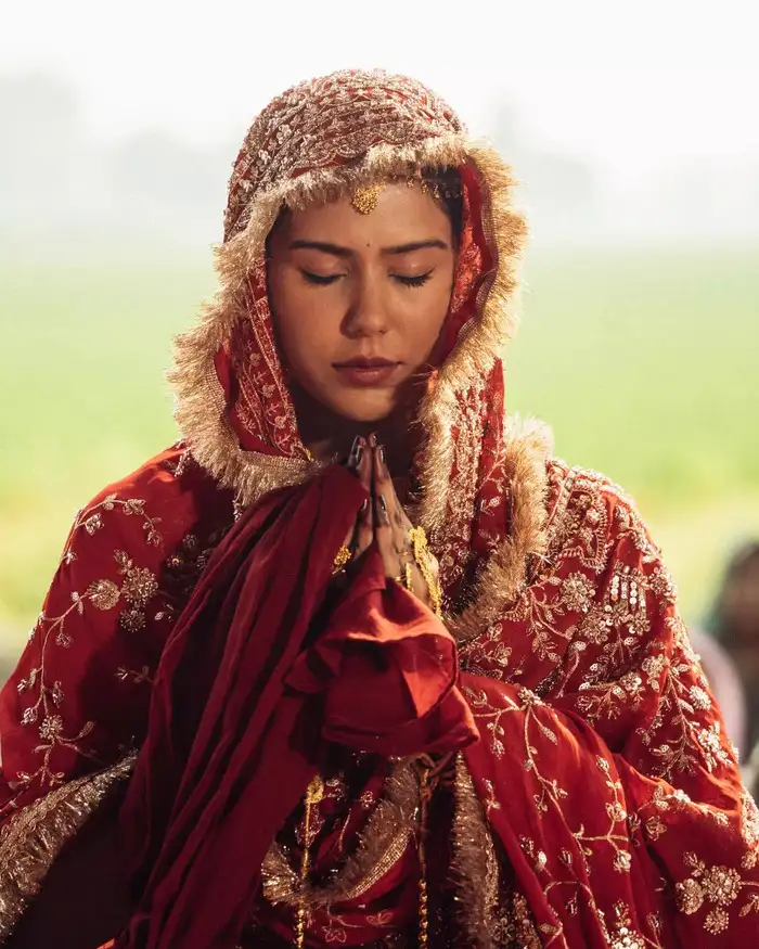 सिर पर दुपट्टा ओढ़कर दिखाए संस्कार 