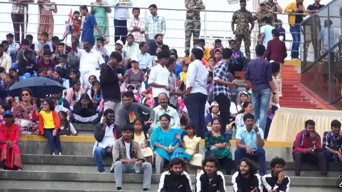 लॉन्चिंग देखने के लिए लगा लोगों को जमावड़ा