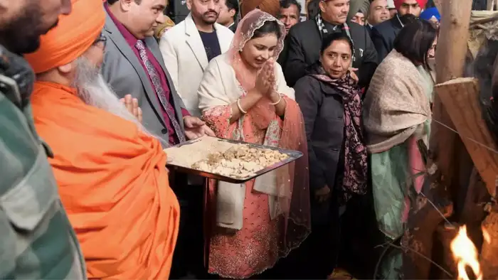 शॉल ओढ़कर कंप्लीट बनाया लुक 