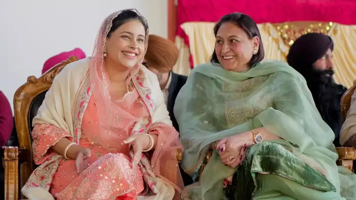 ऑर्गेंजा का दुपट्टा दिखा यूनिक 