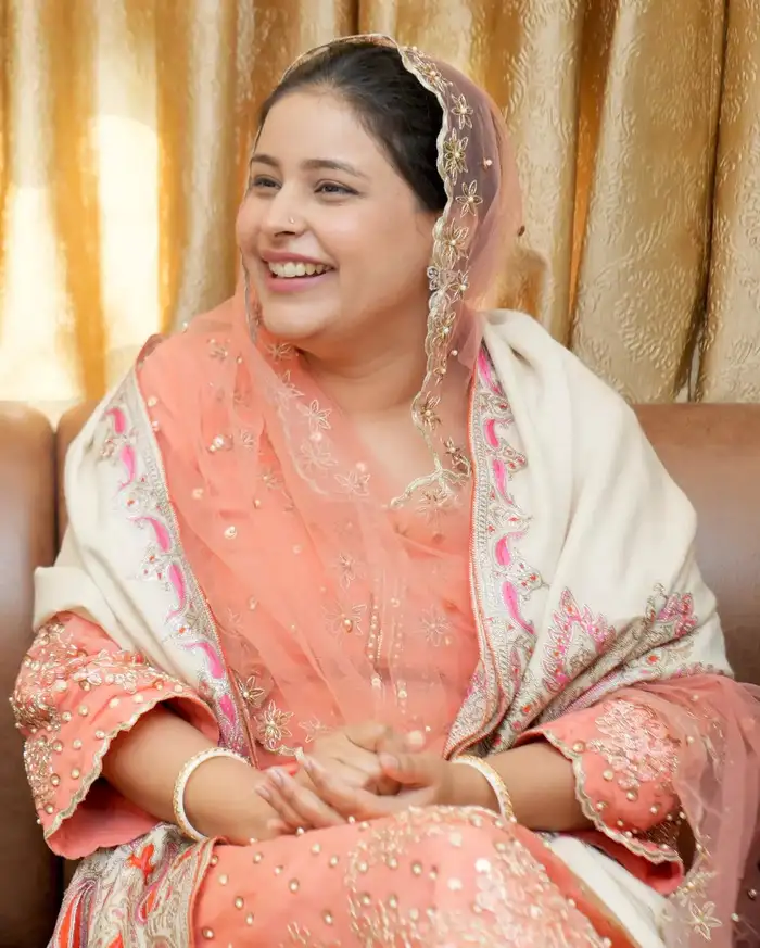 सूट पर हुआ है वाइट पर्ल वाला काम 