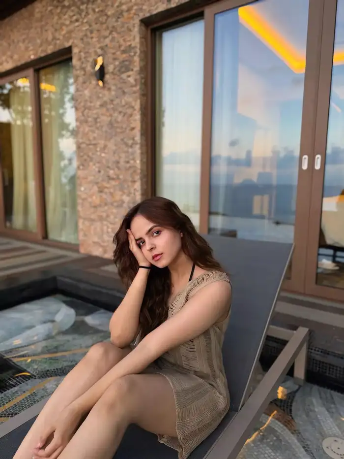 जालीदार ड्रेस में लगीं गजब