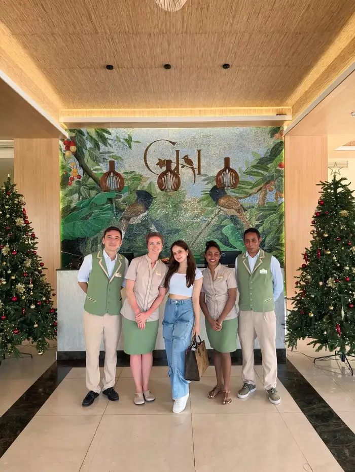 सादे से जींस- टॉप में दिखा स्टाइल