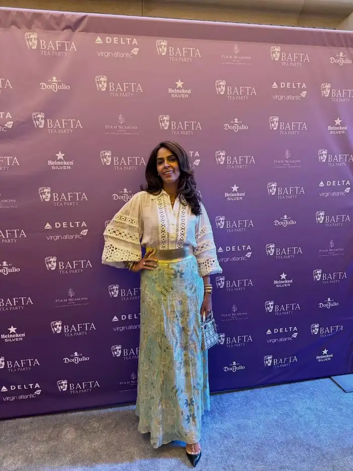 स्कर्ट ने दमदार बनाया मल्लिका का लुक 