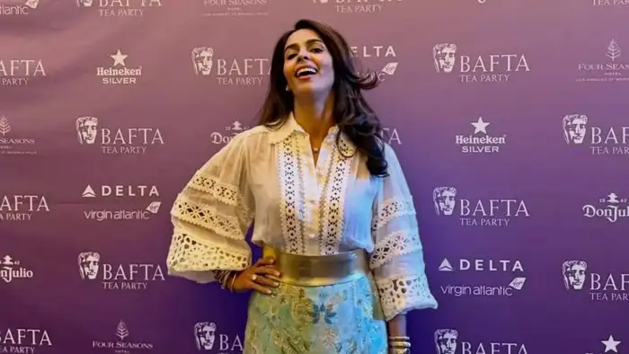 स्कर्ट और टॉप में दिखा मल्लिका का स्टाइलिश लुक 