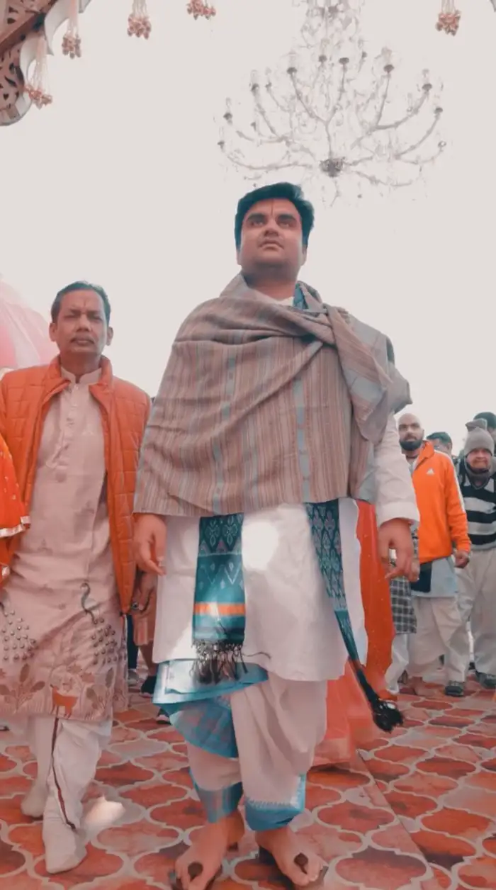 दूसरा लुक भी है बढ़िया