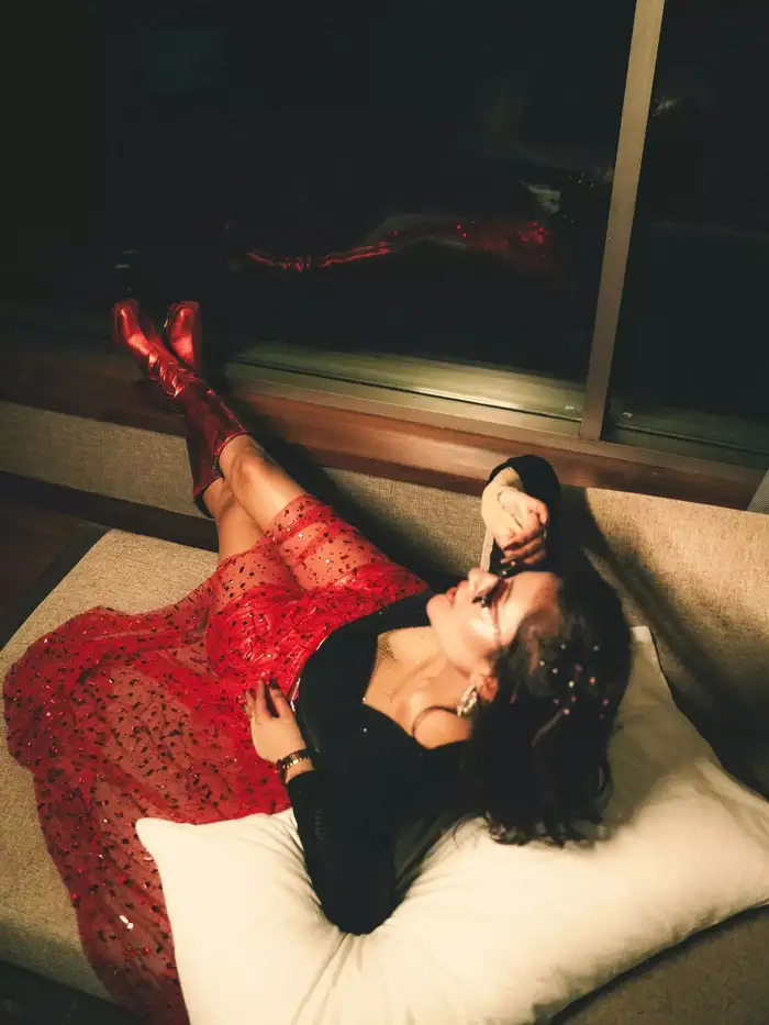 रेड बूट्स से मिला ड्रामेटिक टच