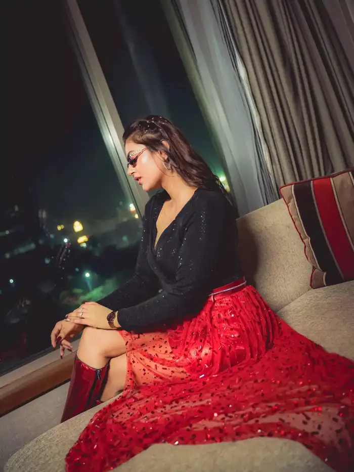 सिजलिंग है अंजलि का लुक