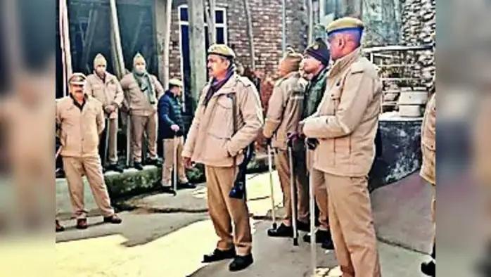 तालाब की भूमि पर अवैध निर्माण की शिकायत, चालीस मकानों की पैमाइश तालाब की भूमि पर अवैध निर्माण की शिकायत, चालीस मकानों की पैमाइश