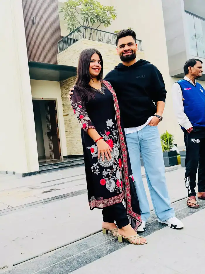 एकदम अलग दिखा बहन-भाई का स्टाइल