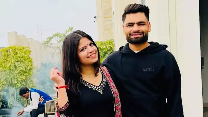 गले में दिखी चेन और माथे पर बिंदी