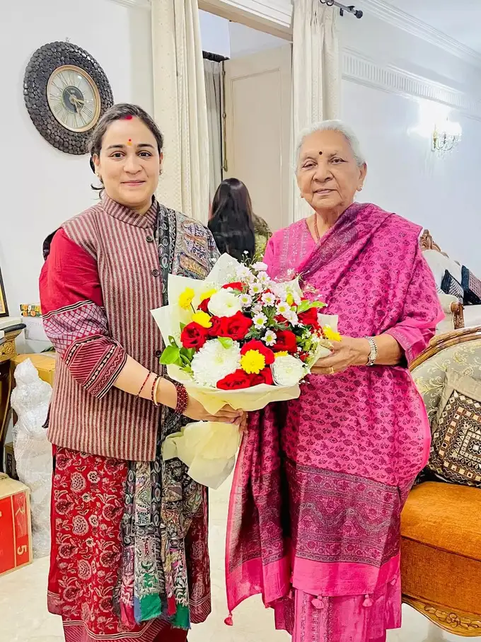 जैकेट और लाल सूट लुक