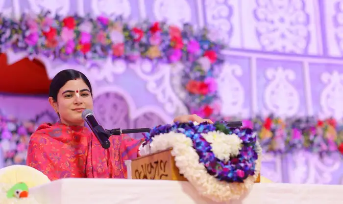 गुलाबी शॉल ओढ़कर भी लगीं सुंदर