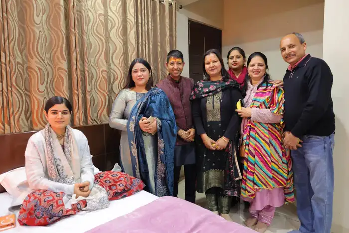 लाल रंग का घेरेदार कुर्ता पहन दिखाई सुंदरता