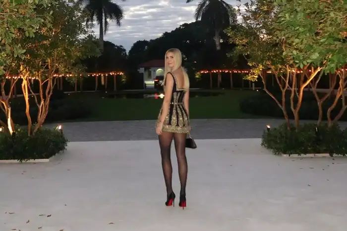 ब्लैक स्टॉकिंग्स के साथ किया पेयर