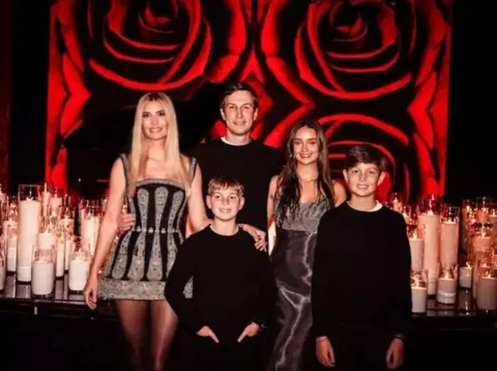 ब्लैक आउटफिट्स में ट्विनिंग करके छाए