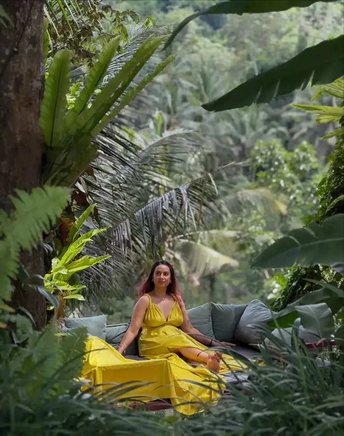 चिकने कपड़े वाली ड्रेस में दिखा साक्षी का जलवा