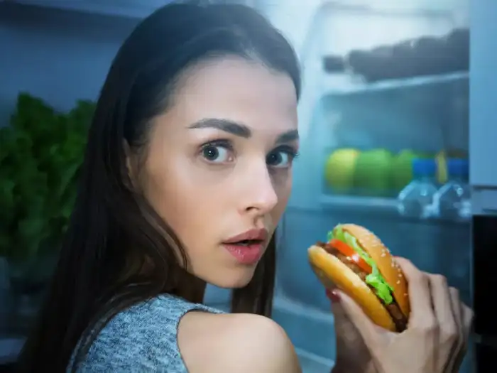 देर रात खाने से क्या होता है?