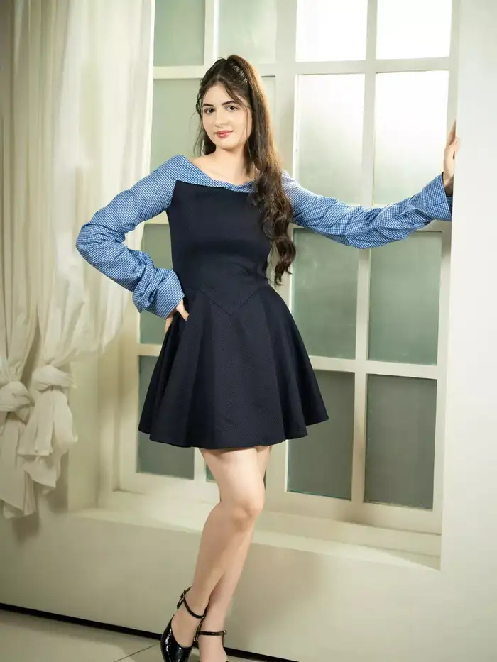 ऑफ शोल्डर डिजाइन दिखा परफेक्ट