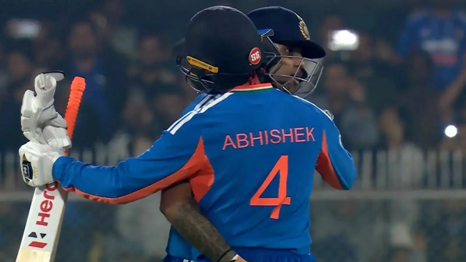 IND vs NZ: अभिषेक शर्मा की ‘टीम स्पिरिट’ चर्चा में, सूर्यकुमार यादव की फिफ्टी में मदद; खुद 20 गेंदों में नाबाद 68