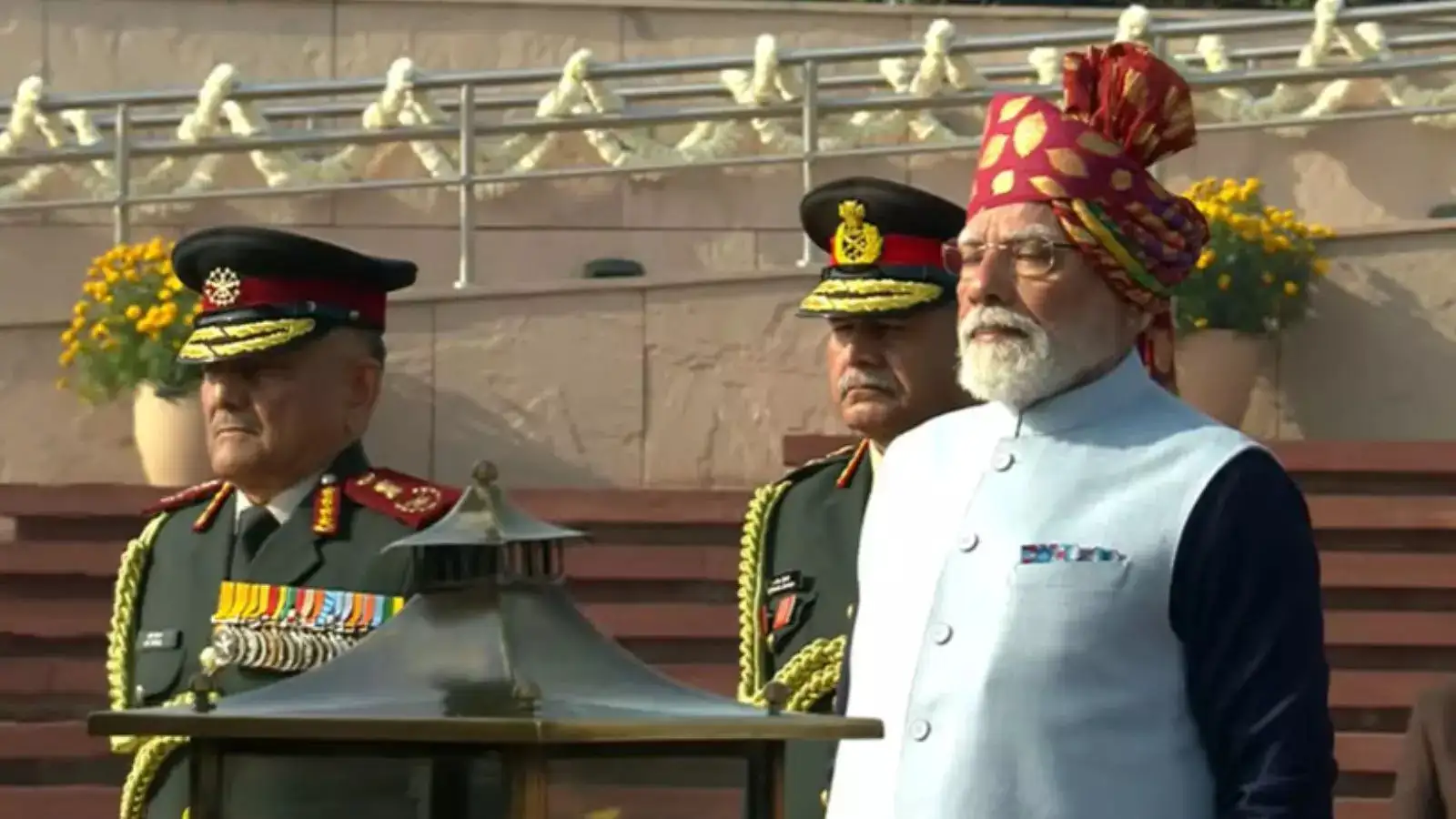 गणतंत्र दिवस 2026: पीएम मोदी ने वॉर मेमोरियल पर शहीदों को दी श्रद्धांजलि, कर्तव्य पथ पर परेड की औपचारिक शुरुआत