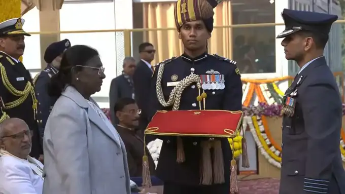 India Republic Day 2026 Parade Live: अंतरिक्ष यात्री शुभांशु शुक्ला को स्पेस स्टेशन के अपने साहसी मिशन के लिए अशोक चक्र से सम्मानित किया गया।