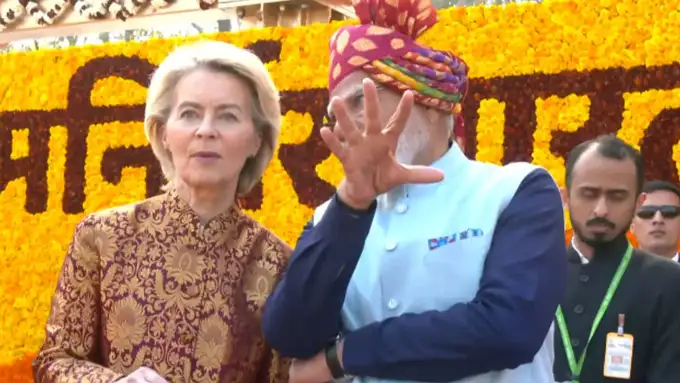 गणतंत्र दिवस के लिए भारत की मुख्य अतिथि यूरोपियन कमीशन की प्रेसिडेंट उर्सुला वॉन डेर लेयेन को गणतंत्र दिवस की झांकी के बारे में बताते पीएम मोदी।