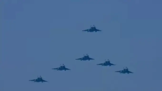 गणतंत्र दिवस परेड का समापन एक शानदार प्रदर्शन के साथ हुआ, जिसमें भारतीय वायु सेना के राफेल जेट्स ने सटीक फ्लाईपास्ट किया, जिससे भीड़ रोमांचित हो गई और भारत की हवाई ताकत और कौशल के प्रदर्शन के साथ समारोहों का समापन हुआ।