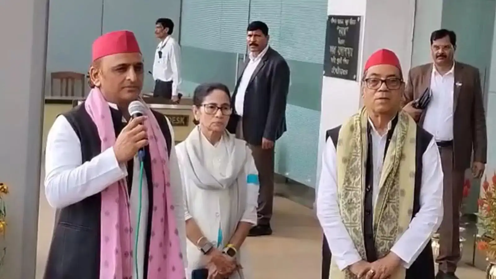 कोलकाता में अखिलेश यादव की ममता बनर्जी से मुलाकात: बोले— ‘BJP को टक्कर देने की क्षमता सिर्फ दीदी में’