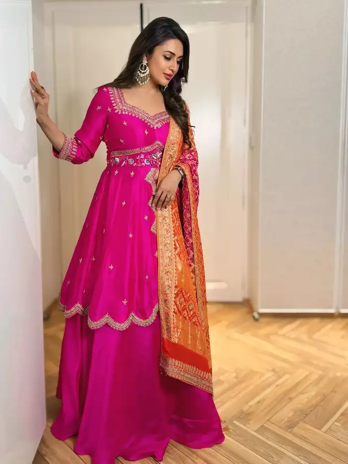 कॉन्ट्रास्ट दुपट्टे वाला सूट करें ट्राई