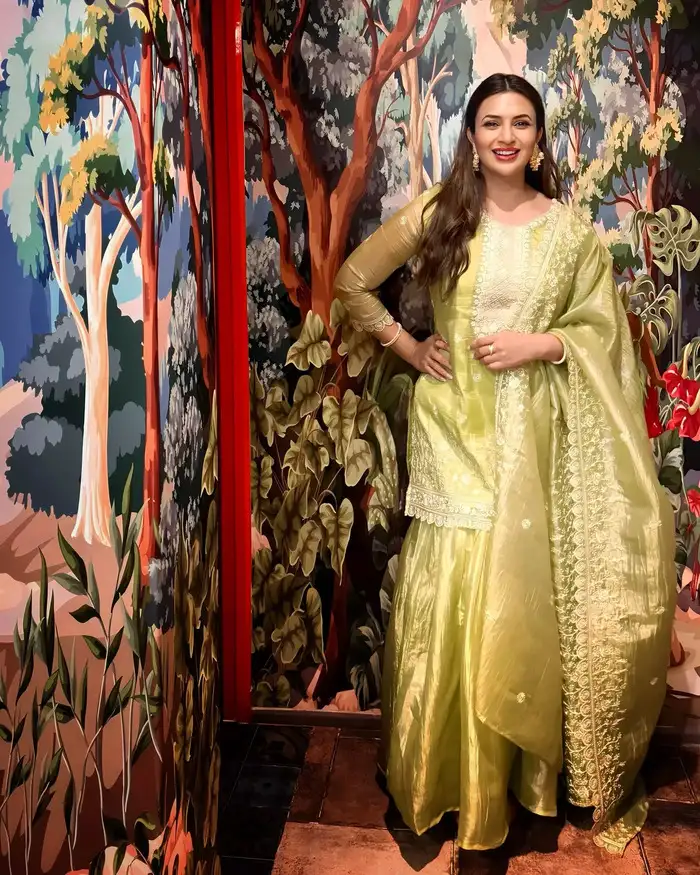 शरारा सूट भी है सुंदर