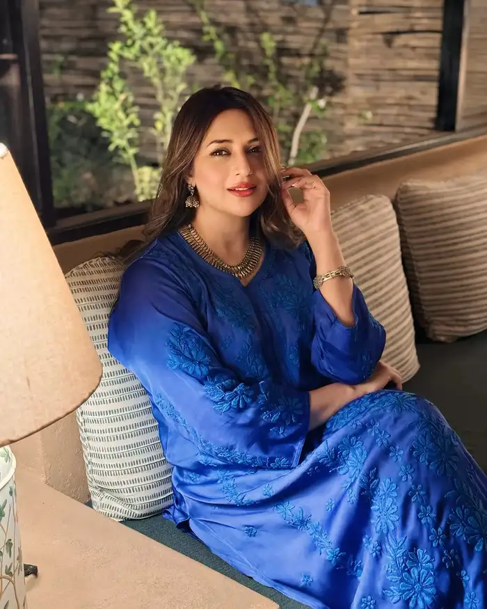 चिकनकारी वाला ब्लू सूट