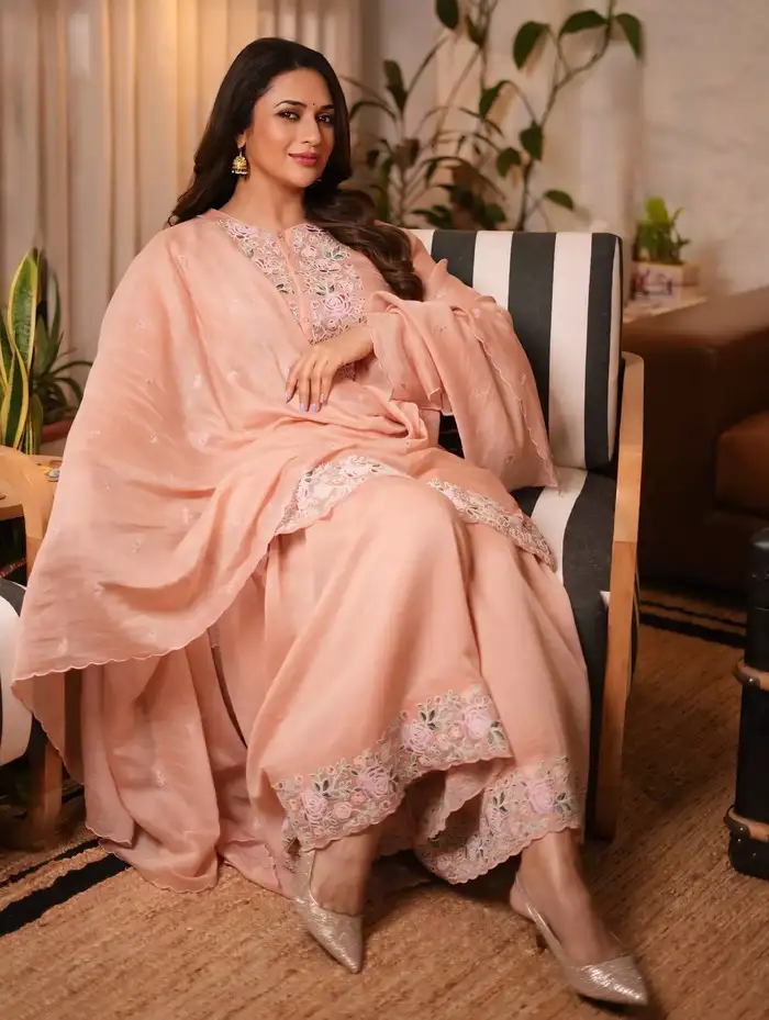 फ्लोरल डिजाइन वाला सूट